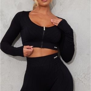 PrettyLittleThing black line seameless super cropped zip through top size L